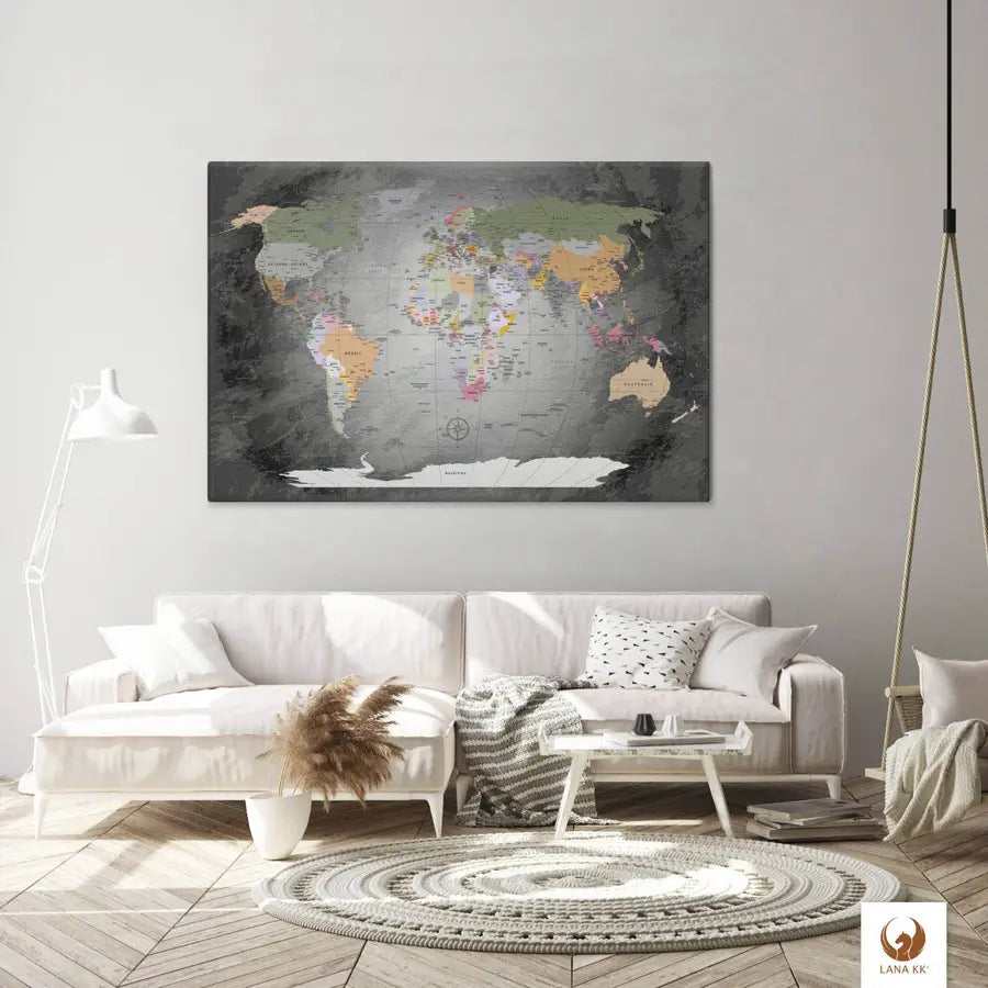 Die Welt als Zentrum Deiner Wohnung. Deine World Map Edelgrau für sich mit ihren ausgewogenen Farben ideal in Dein Wohnkonzept ein.