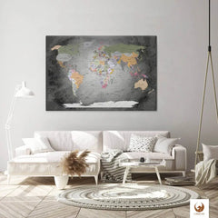 Die Welt als Zentrum Deiner Wohnung. Deine World Map Edelgrau für sich mit ihren ausgewogenen Farben ideal in Dein Wohnkonzept ein.