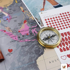 Deine persönliche Weltreise visualisiert auf deiner World Map Edelgrau als Poster. Sie verwandelt deine Wand in eine Galerie deiner Abenteuer. Mit farbenfrohen Stickern oder einem Stift wie z.b. Kreidemarkern markierst du deine unvergesslichen Erlebnisse und Lieblingsorte in Südostasien und darüber hinaus. Auch Fotos deiner schönesten Momente kannst du ankleben. Dein Wandbild ist dein persönlicher Reisebegleiter, der mit jedem neuen Sticker ein Stück mehr von Deiner einzigartigen Geschichte erzählt.