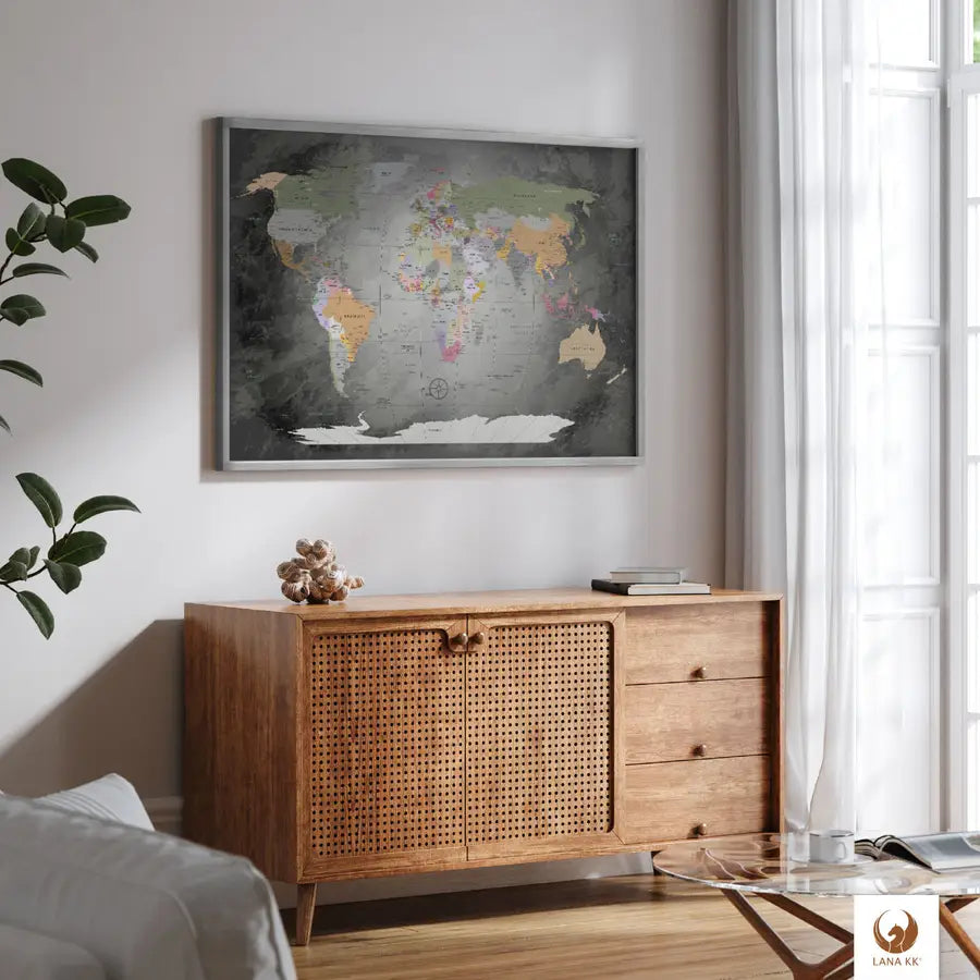 Deine schicke World Map Edelgrau als Poster verleiht deinem modern eingerichteten Raum einen Hauch von Weltenbummler-Charme. Deine Weltkarte als Poster in einem eleganten Rahmen, ist nicht nur eine stilvolle Deko, sondern auch eine Einladung, von deinen nächsten Reisen zu träumen. Deine Weltkarte passt perfekt über dein Sideboard und bringt eine Welt voller Möglichkeiten direkt in dein Zuhause.