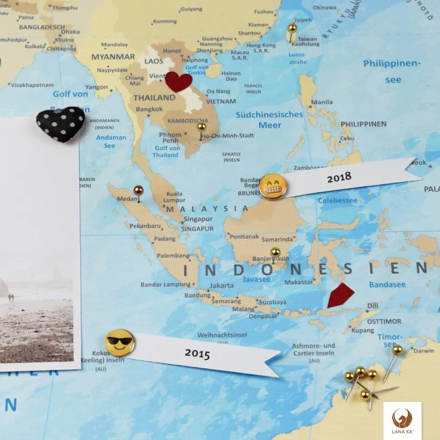Dekoriere Deine World Map Frozen mit Stickern, Pins und Fotos.