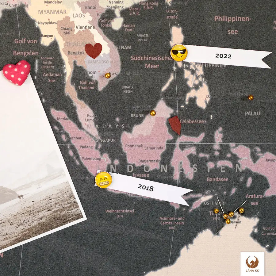 Deine persönliche Weltreise visualisiert auf deiner World Map Grey zum Pinnen. Sie verwandelt deine Wand in eine Galerie deiner Abenteuer. Mit farbenfrohen Pins und Emoji-Stickern markierst du deine unvergesslichen Erlebnisse und Lieblingsorte in Südostasien und darüber hinaus. Beschrifte Fähnchen mit den Jahreszahlen deiner Reisen. Auch Fotos deiner schönesten Momente kannst du anpinnen. Dein Wandbild erzählt mit jedem neuen Pin ein Stück mehr von Deiner einzigartigen Geschichte.