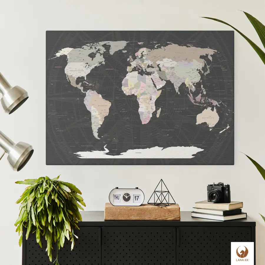 Schlicht und elegant hängt deine World Map Grey über dem Sideboard. Sie ist nicht nur ein Dekorationsstück, sondern lässt deine Reisen auf Leinwand immer wieder lebendig werden. Platziere liebevoll Pinnadeln und kleinen Fotos als interaktive Chronik deiner Abenteuer. Diese Weltkarte Pinnwand ist ein Blickfang, der deine Erlebnisse einfängt und gleichzeitig zu neuen Entdeckungen einlädt, während sie elegant und nahtlos in deine Einrichtung integriert ist.