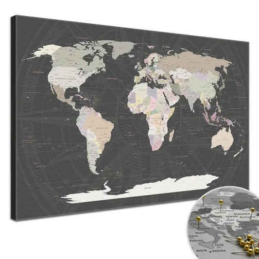 Erwecke deine Wände zum Leben mit deiner World Map Grey als Slim Line Variante. Deine Weltkarte als Pinnwand ist auf eine Baumwoll-Leinwand von 320 g/m² mit matter Oberfläche gedruckt. Auf einen 2 cm tiefen Keilrahmen gespannt kommt deine Weltkarte in jedem deiner Räume zur Geltung. Mit ökologischen, wasserbasierten Farben bedruckt, die vollständig abbaubar sind, und UV-echten Farben, verspricht sie dir für mindestens 75 Jahre lebendige Freude.