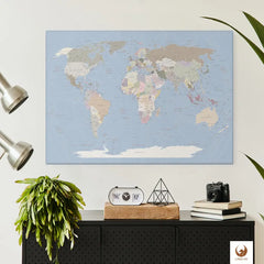 Schlicht und elegant hängt deine World Map Iceblue über dem Sideboard. Sie ist nicht nur ein Dekorationsstück, sondern lässt deine Reisen auf Leinwand immer wieder lebendig werden. Platziere liebevoll Pinnadeln und kleinen Fotos als interaktive Chronik deiner Abenteuer. Diese Weltkarte Pinnwand ist ein Blickfang, der deine Erlebnisse einfängt und gleichzeitig zu neuen Entdeckungen einlädt, während sie elegant und nahtlos in deine Einrichtung integriert ist.