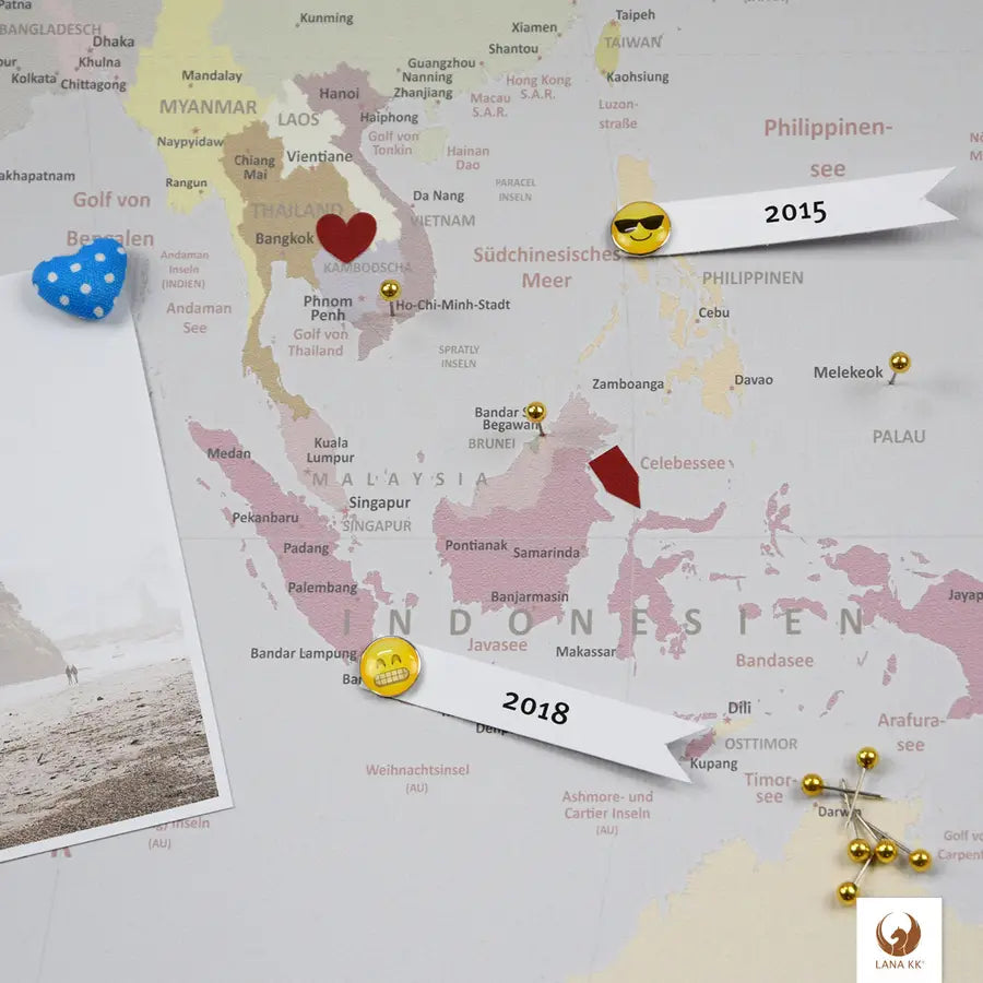 Deine persönliche Weltreise visualisiert auf deiner World Map Light zum Pinnen. Sie verwandelt deine Wand in eine Galerie deiner Abenteuer. Mit farbenfrohen Pins und Emoji-Stickern markierst du deine unvergesslichen Erlebnisse und Lieblingsorte in Südostasien und darüber hinaus. Beschrifte Fähnchen mit den Jahreszahlen deiner Reisen. Auch Fotos deiner schönesten Momente kannst du anpinnen. Dein Wandbild erzählt mit jedem neuen Pin ein Stück mehr von Deiner einzigartigen Geschichte.