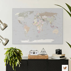 Schlicht und elegant hängt deine World Map Light über dem Sideboard. Sie ist nicht nur ein Dekorationsstück, sondern lässt deine Reisen auf Leinwand immer wieder lebendig werden. Platziere liebevoll Pinnadeln und kleinen Fotos als interaktive Chronik deiner Abenteuer. Diese Weltkarte Pinnwand ist ein Blickfang, der deine Erlebnisse einfängt und gleichzeitig zu neuen Entdeckungen einlädt, während sie elegant und nahtlos in deine Einrichtung integriert ist.