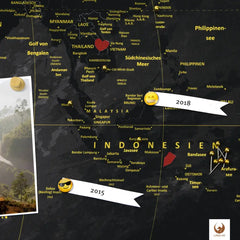 Dekoriere Deine World Map Noir mit Stickern, Pins und Fotos.