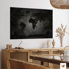 Die Welt als Zentrum Deiner Wohnung. Deine Weltkarte Noir fügt sich mit ihren ausgewogenen Farben ideal in dein Wohnkonzept ein.