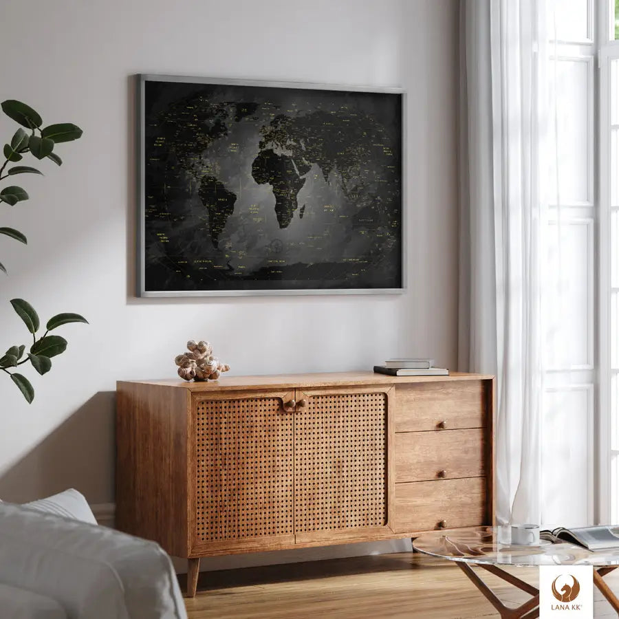 Deine schicke World Map Noir als Poster verleiht deinem modern eingerichteten Raum einen Hauch von Weltenbummler-Charme. Deine Weltkarte als Poster in einem eleganten Rahmen, ist nicht nur eine stilvolle Deko, sondern auch eine Einladung, von deinen nächsten Reisen zu träumen. Deine Weltkarte passt perfekt über dein Sideboard und bringt eine Welt voller Möglichkeiten direkt in dein Zuhause.