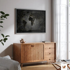 Deine schicke World Map Noir als Poster verleiht deinem modern eingerichteten Raum einen Hauch von Weltenbummler-Charme. Deine Weltkarte als Poster in einem eleganten Rahmen, ist nicht nur eine stilvolle Deko, sondern auch eine Einladung, von deinen nächsten Reisen zu träumen. Deine Weltkarte passt perfekt über dein Sideboard und bringt eine Welt voller Möglichkeiten direkt in dein Zuhause.