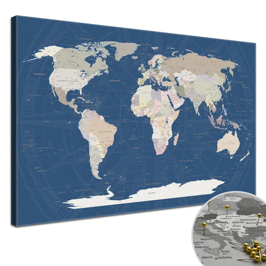 Erwecke deine Wände zum Leben mit deiner World Map Titan als Slim Line Variante. Deine Weltkarte als Pinnwand ist auf eine Baumwoll-Leinwand von 320 g/m² mit matter Oberfläche gedruckt. Auf einen 2 cm tiefen Keilrahmen gespannt kommt deine Weltkarte in jedem deiner Räume zur Geltung. Mit ökologischen, wasserbasierten Farben bedruckt, die vollständig abbaubar sind, und UV-echten Farben, verspricht sie dir für mindestens 75 Jahre lebendige Freude.