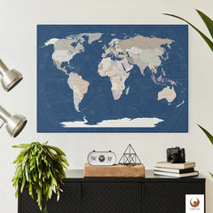 Schlicht und elegant hängt deine World Map Titan über dem Sideboard. Sie ist nicht nur ein Dekorationsstück, sondern lässt deine Reisen auf Leinwand immer wieder lebendig werden. Platziere liebevoll Pinnadeln und kleinen Fotos als interaktive Chronik deiner Abenteuer. Diese Weltkarte Pinnwand ist ein Blickfang, der deine Erlebnisse einfängt und gleichzeitig zu neuen Entdeckungen einlädt, während sie elegant und nahtlos in deine Einrichtung integriert ist.