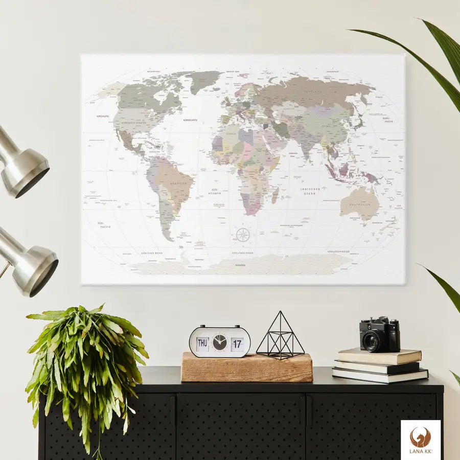 Schlicht und elegant hängt deine World Map White über dem Sideboard. Sie ist nicht nur ein Dekorationsstück, sondern lässt deine Reisen auf Leinwand immer wieder lebendig werden. Platziere liebevoll Pinnadeln und kleinen Fotos als interaktive Chronik deiner Abenteuer. Diese Weltkarte Pinnwand ist ein Blickfang, der deine Erlebnisse einfängt und gleichzeitig zu neuen Entdeckungen einlädt, während sie elegant und nahtlos in deine Einrichtung integriert ist.